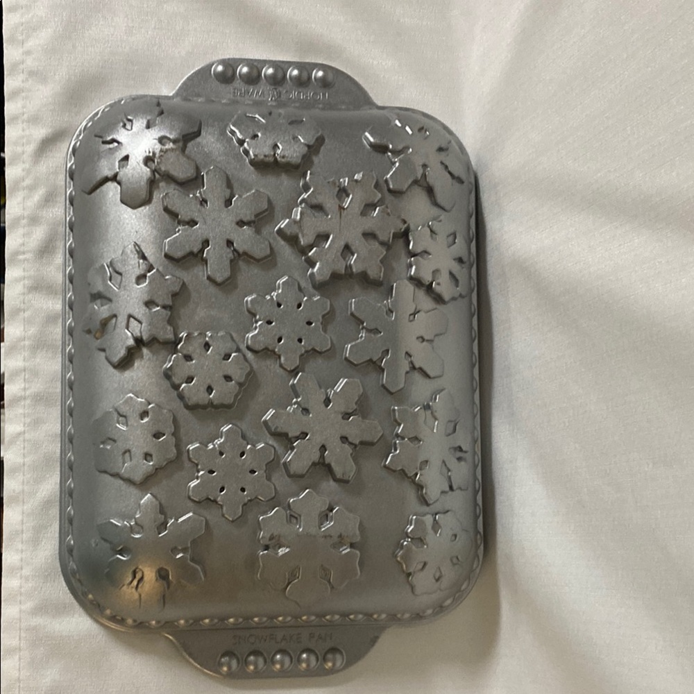 Nordic Ware Snowflake Cakelet Pan - Gray